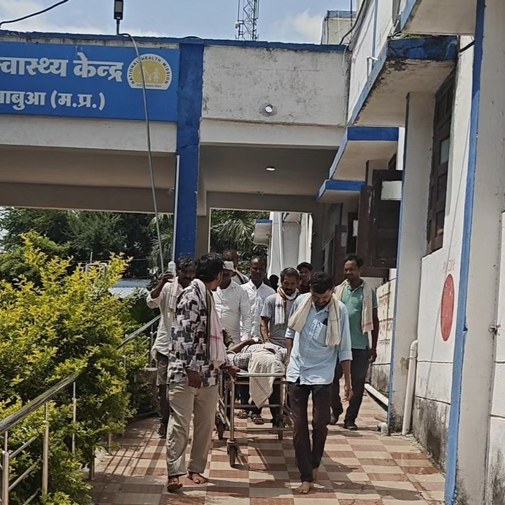 रानापुर-पारा मार्ग पर दो बाइकों की भिड़ंत:दो साल की बच्ची समेत 6 लोग घायल; एक को जिला अस्पताल रेफर किया