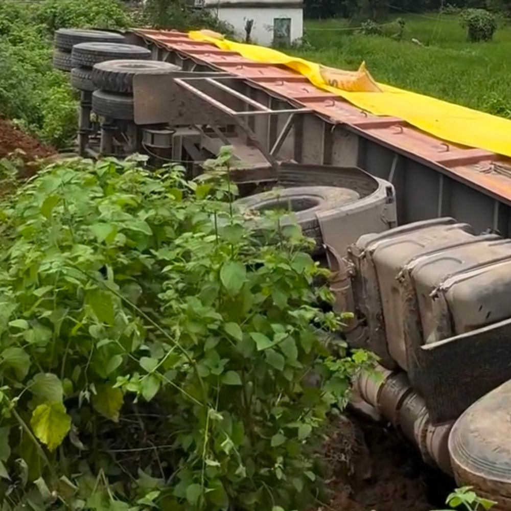 सीधी में मवेशियों को बचाने में पलटा ट्रक, ड्राइवर गंभीर:350 बोरी सीमेंट लेकर रीवा से सीधी आ रहा था; पुलिस ने अस्पताल पहुंचाया