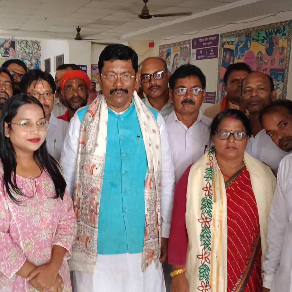 मधुबनी सदर अस्पताल में पहुंचे सांसद डॉ. अशोक यादव:पीएम मोदी के जन्मदिन पर सेवा संकल्प कार्यक्रम के तहत मरीजों को बांटे फल और ब्रेंड