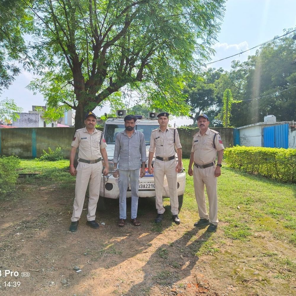 खदान में ट्रकों से वसूली रोकने पर सुरक्षाकर्मी से मारपीट:शहडाेल में सरकारी काम में बाधा डाली; मुख्य आरोपी गिरफ्तार, तीन अब भी फरार