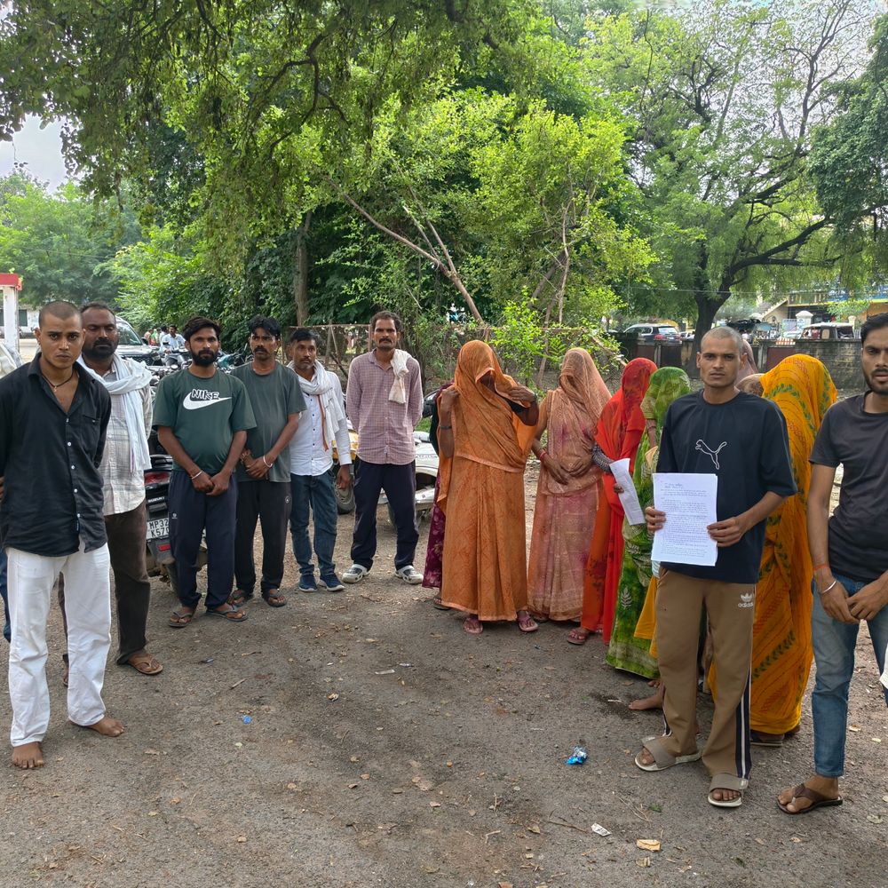 दतिया में हत्या के आरोपियों की गिरफ्तारी की मांग:परिजन और ग्रामीण एसपी कार्यालय पहुंचे, सुरक्षा की भी मांग