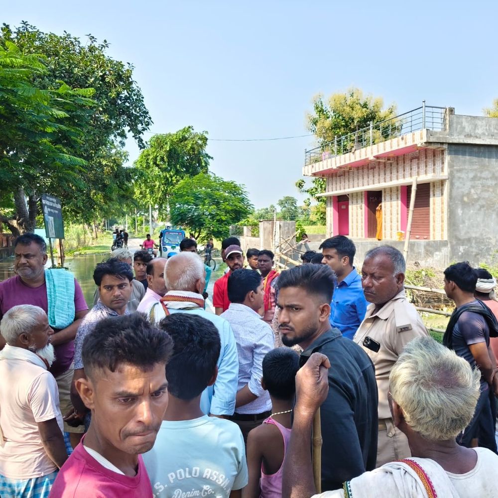 बेतिया में बढ़ते जलस्तर को लेकर प्रशासन अलर्ट:डीएम ने प्रभावित इलाकों का लिया जायजा, राहत-बचाव कार्यों की समीक्षा की