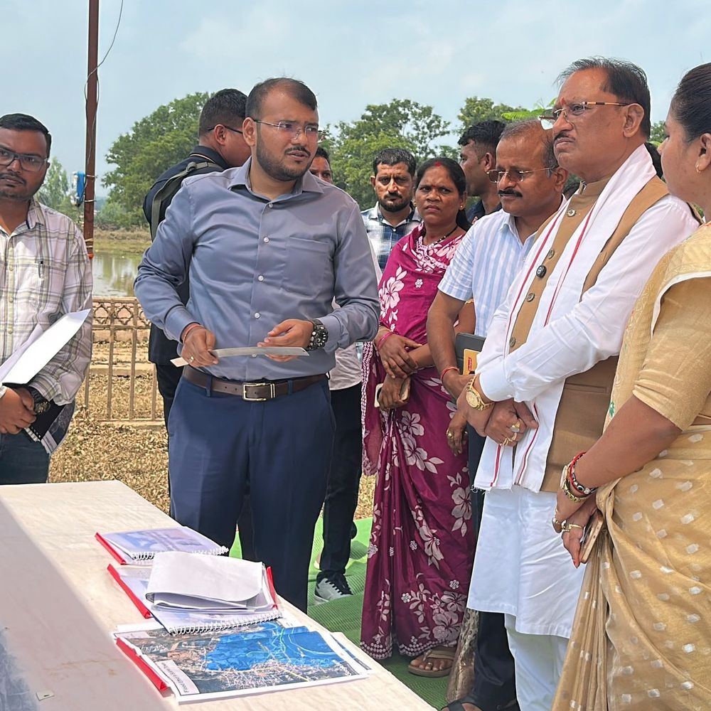 CM साय बाढ़ पीड़ितों से मिले, नुकसान भरपाई का वादा:बोले- चिंता मत करो, हर नुकसान का मुआवजा मिलेगा; 22 गांवों के 30 हजार लोग प्रभावित