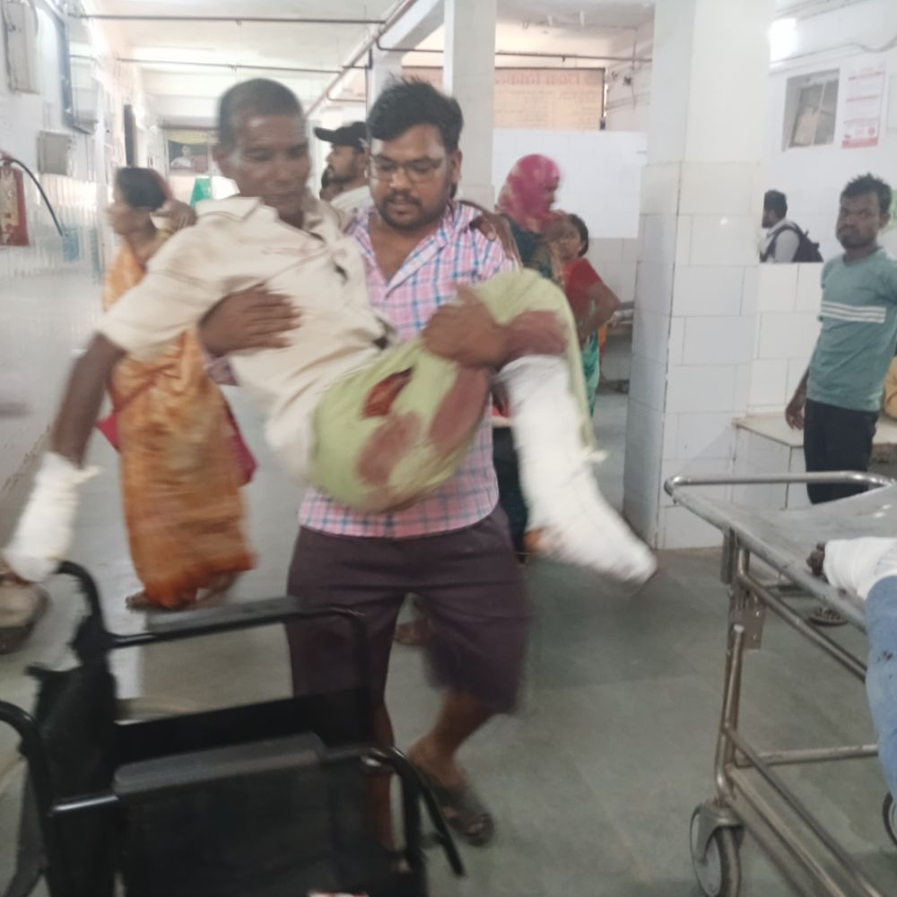 अनूपपुर में दो अलग-अलग हादसों में 5 घायल:जिला न्यायालय के सामने दो बाइक टकराईं, जमुड़ी के पास पिकअप ने बाइक सवार को मारी टक्कर