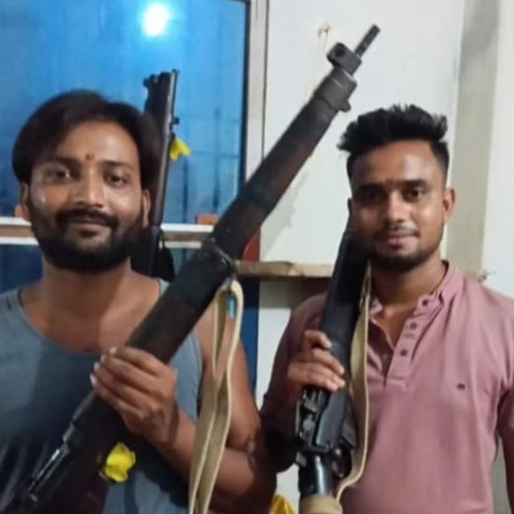 रायफल के साथ फोटो वायरल, दो युवक गिरफ्तार:मुजफ्फरपुर के गायघाट में शराबबंदी विभाग के सिपाही की रायफल से खिंचवाई थी तस्वीर