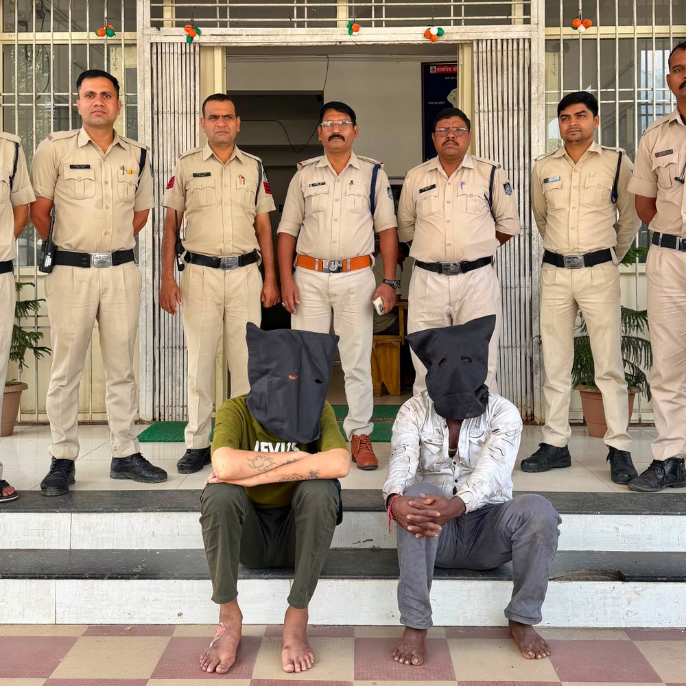 चाकू लहराकर लोगों को डराने वाले 2 आरोपी गिरफ्तार:कोतवाली पुलिस ने चाकू बरामद किए; आर्म्स एक्ट में केस