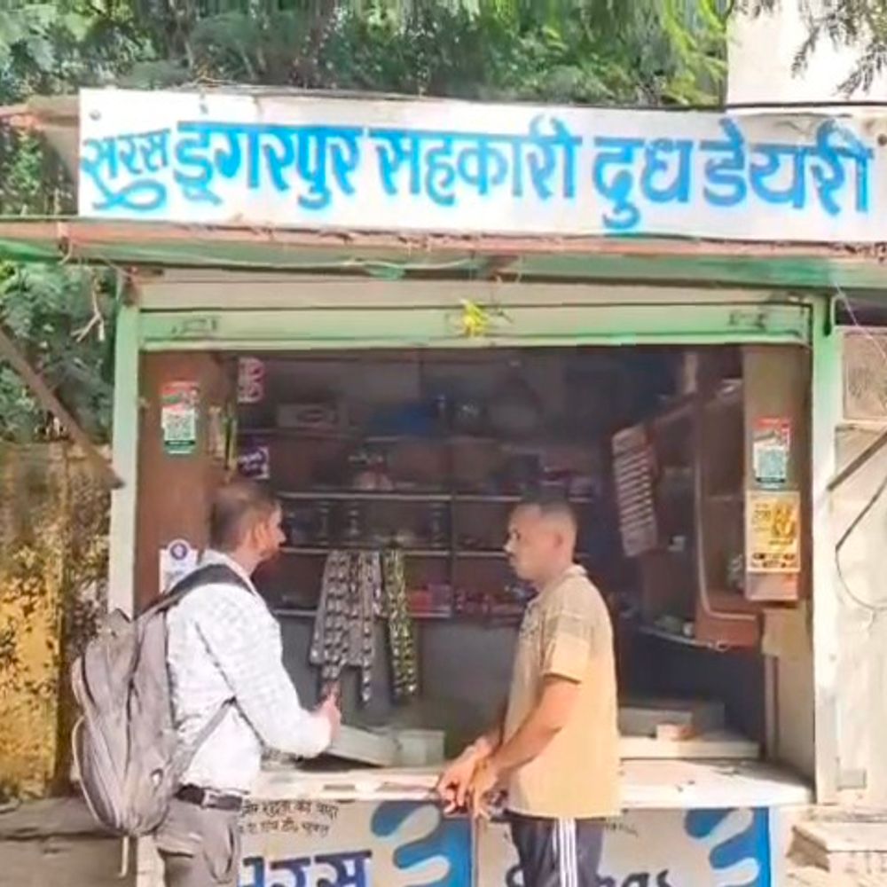 डूंगरपुर में दूध डेयरी बूथ का ताला टूटा:10 हजार कैश और सामान ले उड़े चोर, पुलिस ने जांच शुरू की