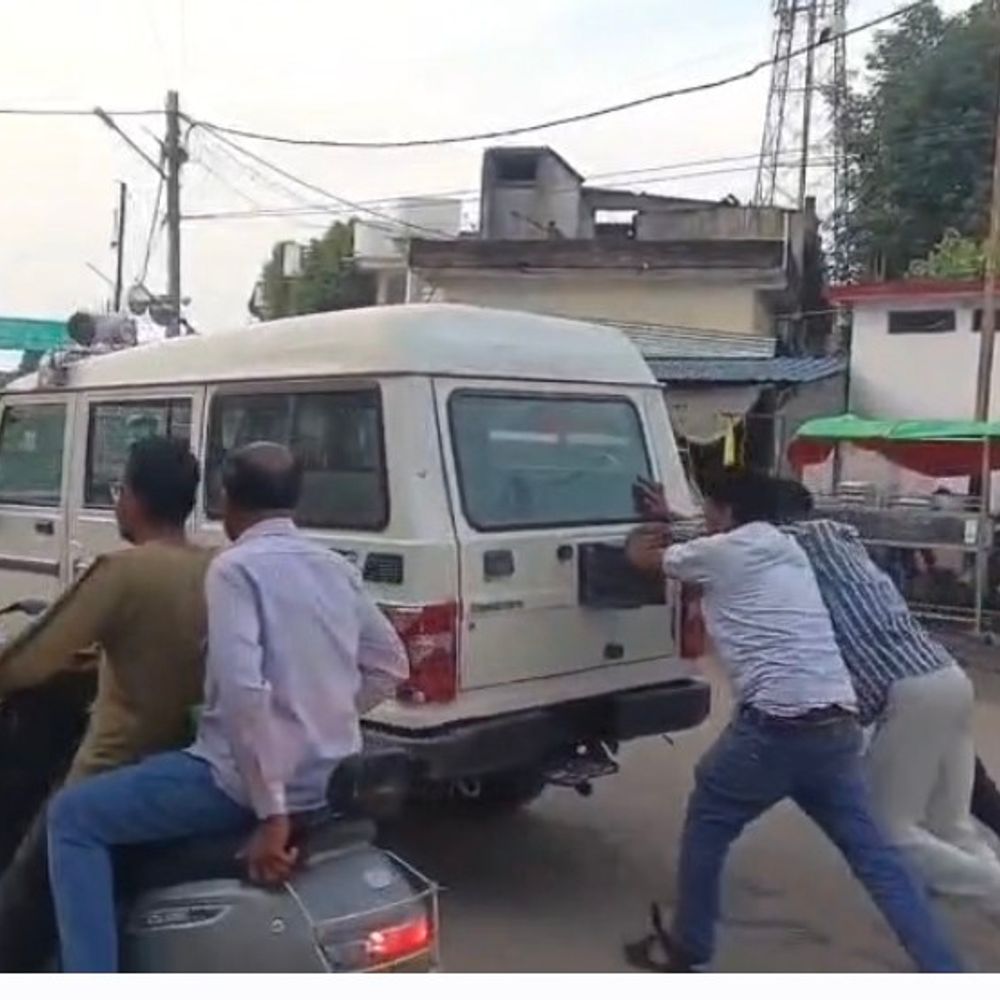 निवाड़ी में बीच बाजार बंद हुई पुलिस की गाड़ी:राहगीरों ने लगाया धक्का, रखरखाव पर उठे सवाल