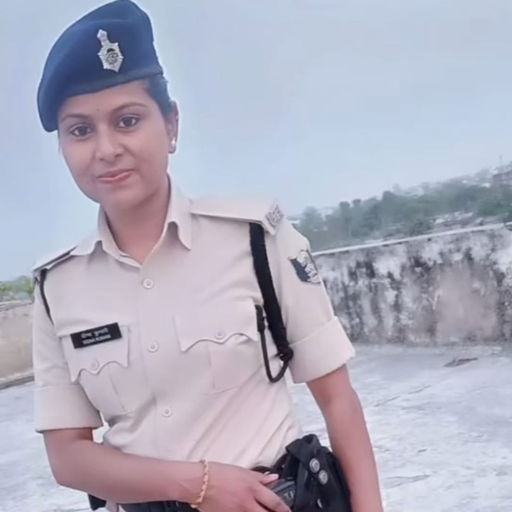 वर्दी में महिला सिपाही की REEL, ड्यूटी पर बनाया VIDEO:बेतिया- ‘वीणा राज’ आईडी से तस्वीरें वायरल, जांच के बाद निलंबित किया