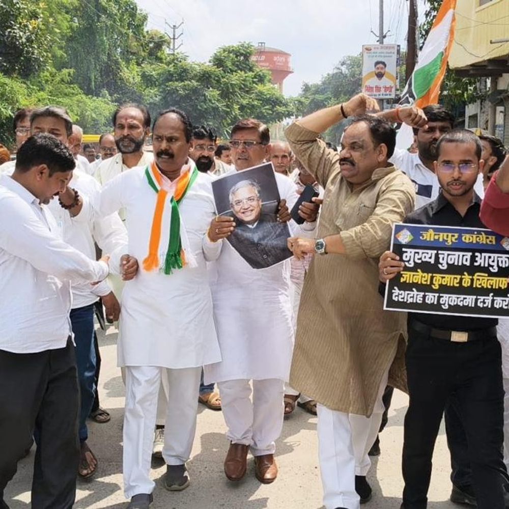 जौनपुर में वोट चोरी के खिलाफ कांग्रेस का प्रदर्शन:मुख्य चुनाव आयुक्त ज्ञानेश कुमार का पुतला जलाया, बर्खास्त कर जेल भेजने की मांग