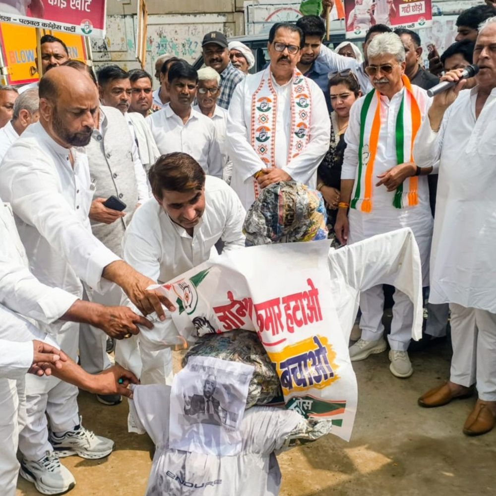 वोट चोरी का आरोप: कांग्रेस ने चुनाव आयुक्त का पुतला:पलवल में लघु सचिवालय पर प्रदर्शन, प्रदेश प्रभारी और अध्यक्ष भी रहे मौजूद