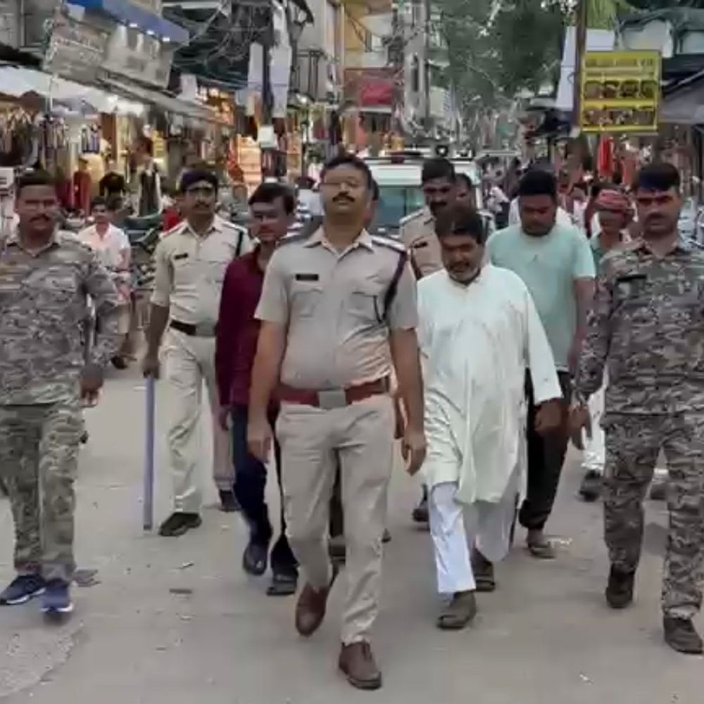 दतिया में युवक के अपहरण-मारपीट मामले में 4 गिरफ्तार:स्कॉर्पियो, लाठी-डंडे और फरसे जब्त; निचरौली रोड से पकड़े, बाजार में निकाला जुलूस