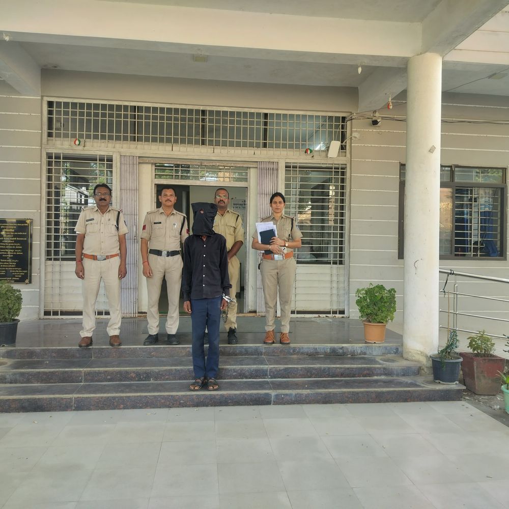 निजी फोटो वायरल करने की धमकी देने वाला आरोपी गिरफ्तार:महिला से जबरन संबंध बनाने और पीछा करने का भी आरोप, कोर्ट में पेश किया