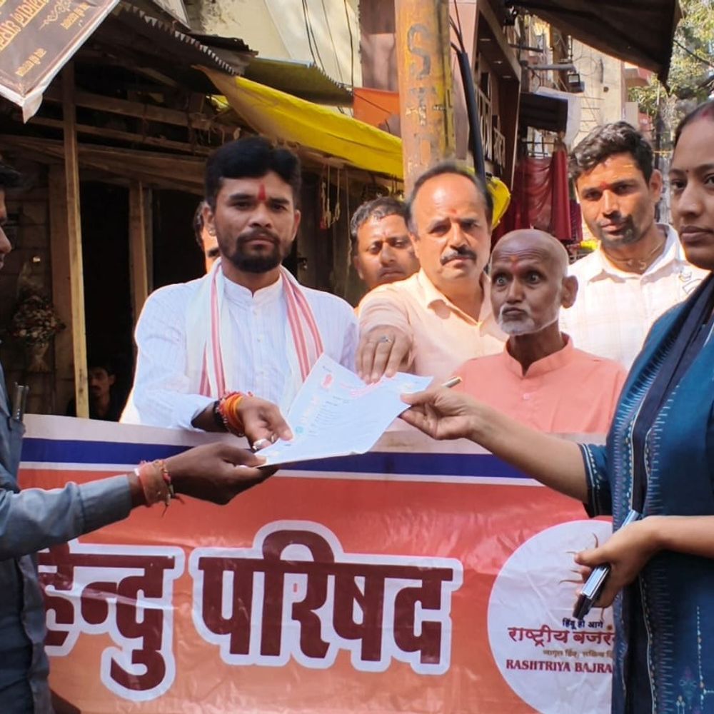 उज्जैन के खड़े हनुमान मंदिर को यथावत रखने की मांग:धार में हिन्दू परिषद-बजरंग दल ने हनुमान चालीसा पाठ किया, तहसीलदार से मिले लोग