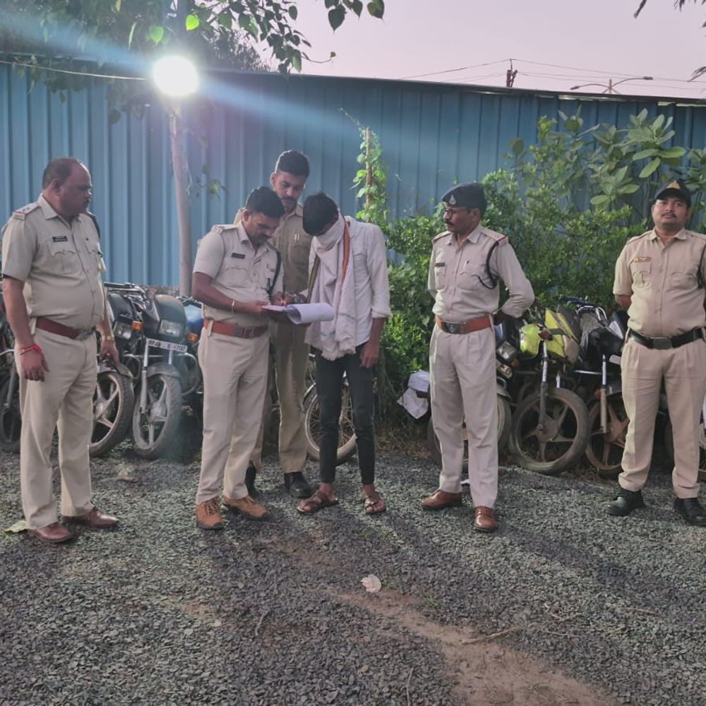 बैतूल में पुलिस ने वाहन चोर गिरोह पकड़ा:21 चोरी की बाइक बरामद, एक आरोपी गिरफ्तार और 2 फरार