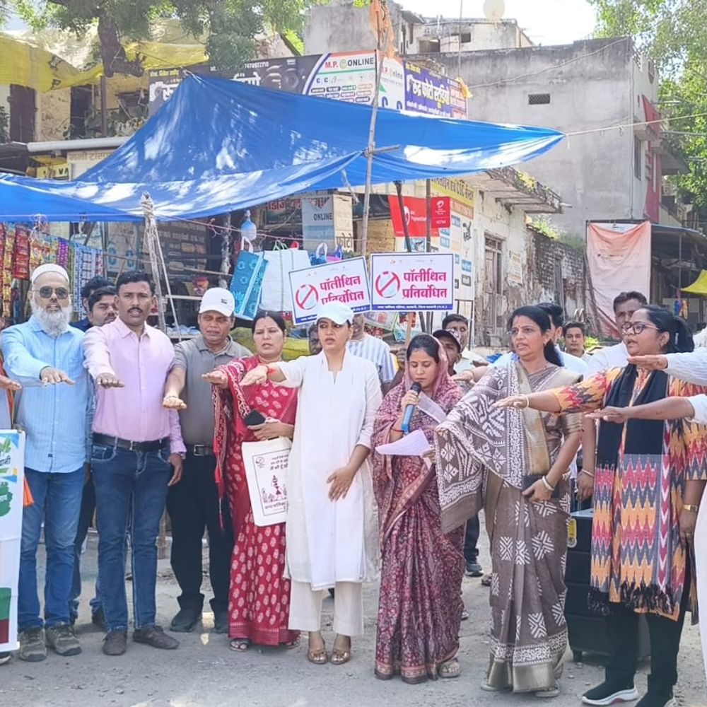 शहर को सिंगल यूज प्लास्टिक मुक्त करने का अभियान शुरू:कलेक्टर-नपाध्यक्ष ने बांटे कपड़े के थैले; दूध व्यापारियों से स्टील की बाल्टी इस्तेमाल करने कहा