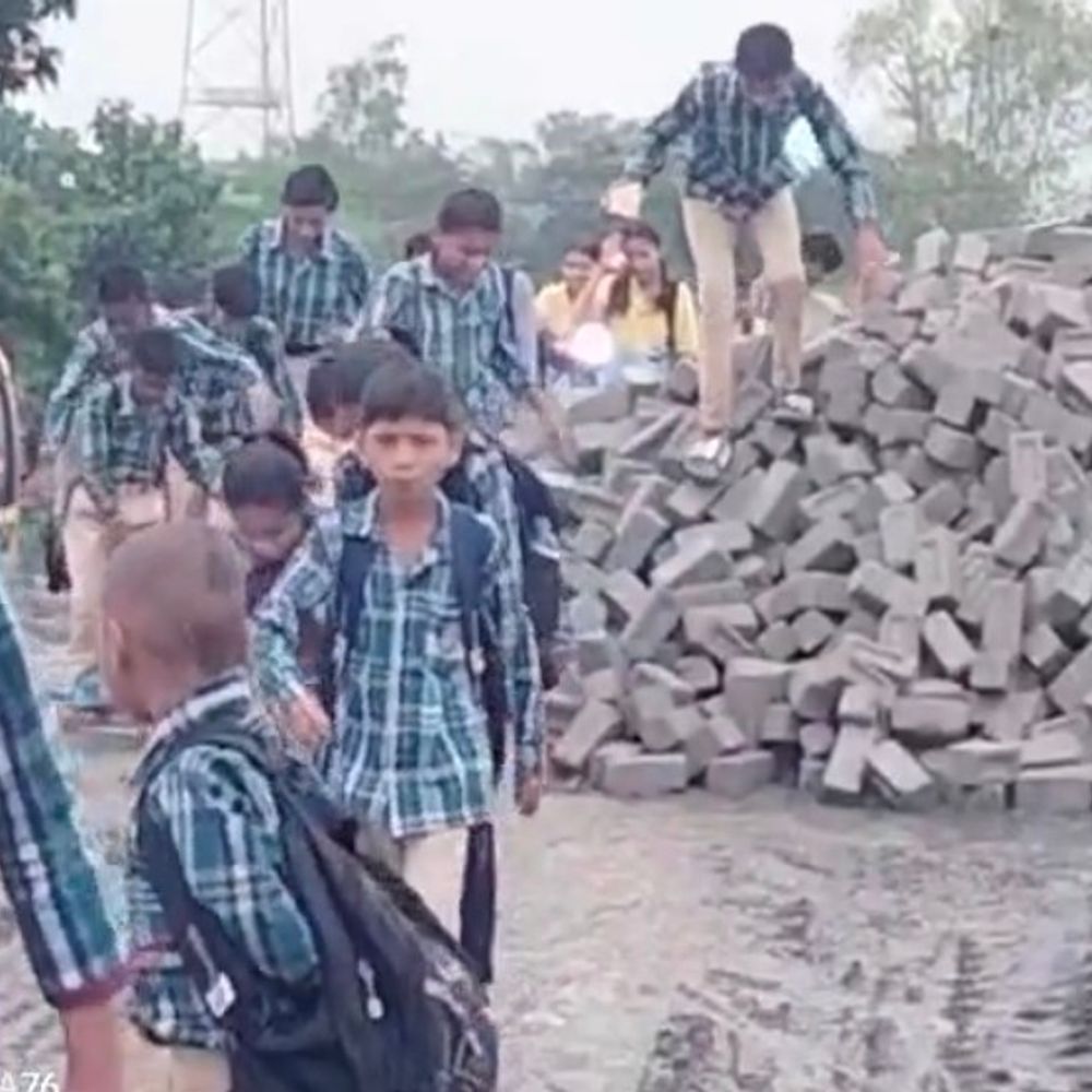 संदीपनि स्कूल में निर्माण कार्य से छात्रों को परेशानी:टूटी बिल्डिंग, रास्ते में बिखरी सरिया-पत्थर; SDM ने प्रबंधन-ठेकेदार को लगाई फटकार