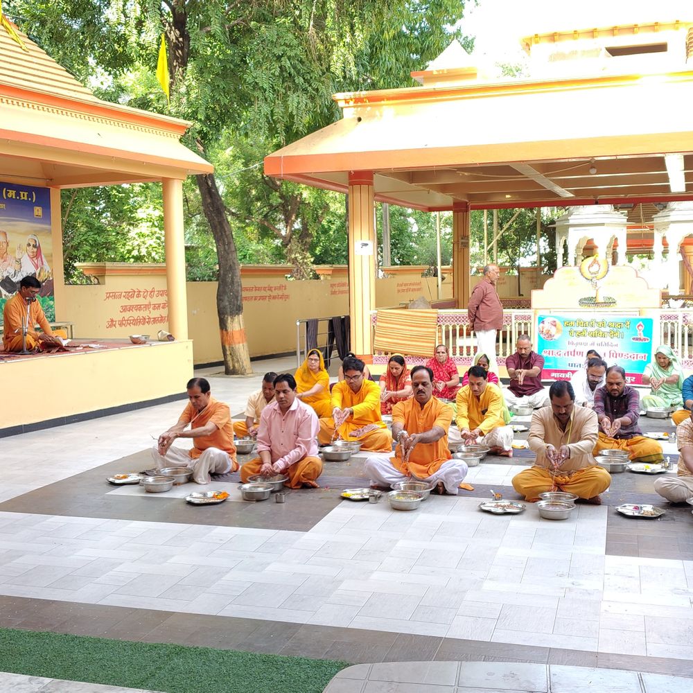 शाजापुर गायत्री शक्तिपीठ में सामूहिक श्राद्ध-तर्पण शुरू:10 अक्टूबर तक चलेगा कार्यक्रम, रोज सुबह 7:30 से 9 बजे तक अनुष्ठान होंगे