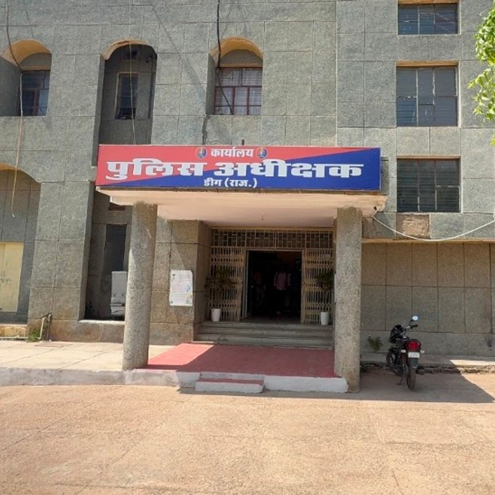 डीग पुलिस ने 14 साइबर ठगों को किया गिरफ्तार:आरोपियों से 14 मोबाइल फोन, दो फर्जी सिम कार्ड और एक मोटरसाइकिल जब्त की