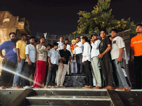 हिन्दू क्रांति सेना ने मनाई भगत सिंह की जयंती:ब्यावर में सर्किल की साफ-सफाई कर शहीद को याद किया, कई कार्यकर्ता रहे मौजूद