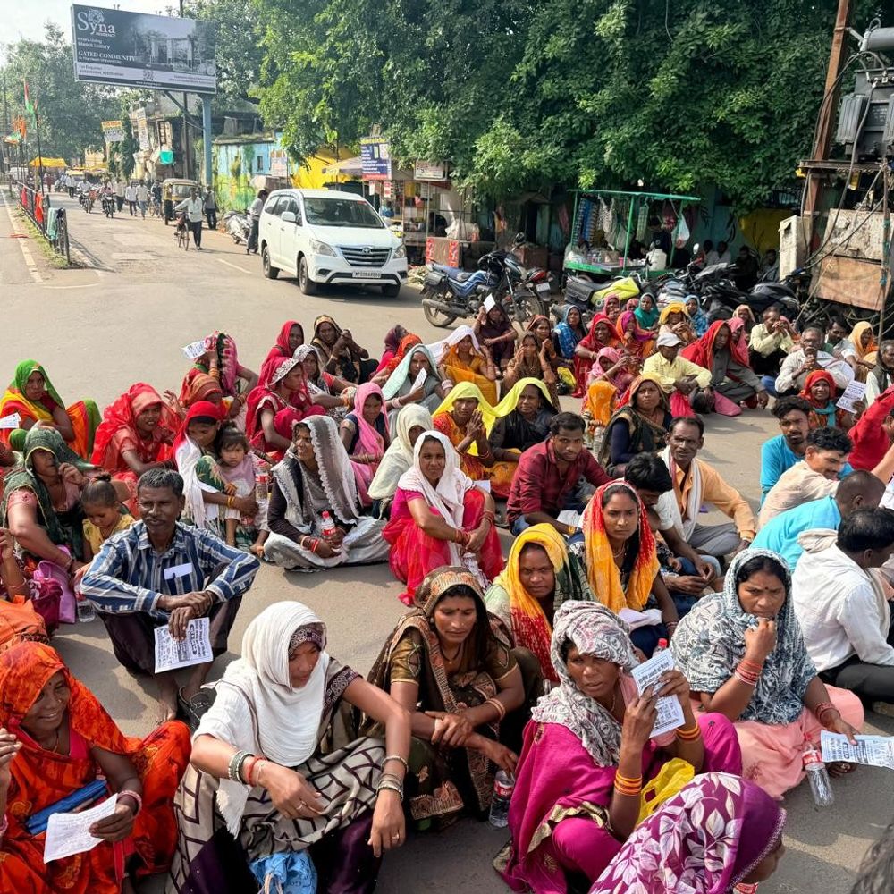 कटनी- भूमि पट्टे की मांग को लेकर ग्रामीणों का प्रदर्शन:कचहरी तिराहे पर की नारेबाजी, तहसीलदार के आश्वासन पर खत्म हुआ धरना