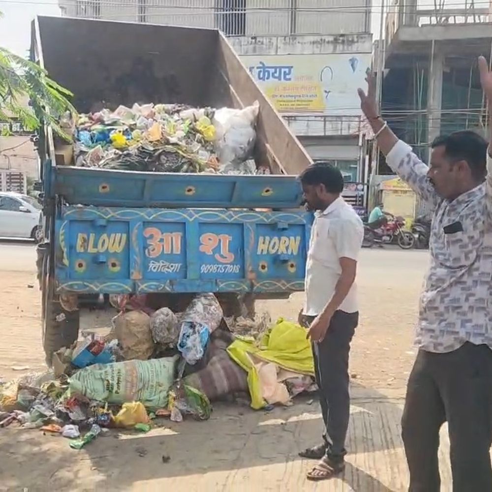 विदिशा में 5 दिन ठप रही डोर-टू-डोर सफाई व्यवस्था:नाराज पार्षदों ने कंपनी ऑफिस के बाहर कचरा फेंका, ठेका रद्द करने की मांग