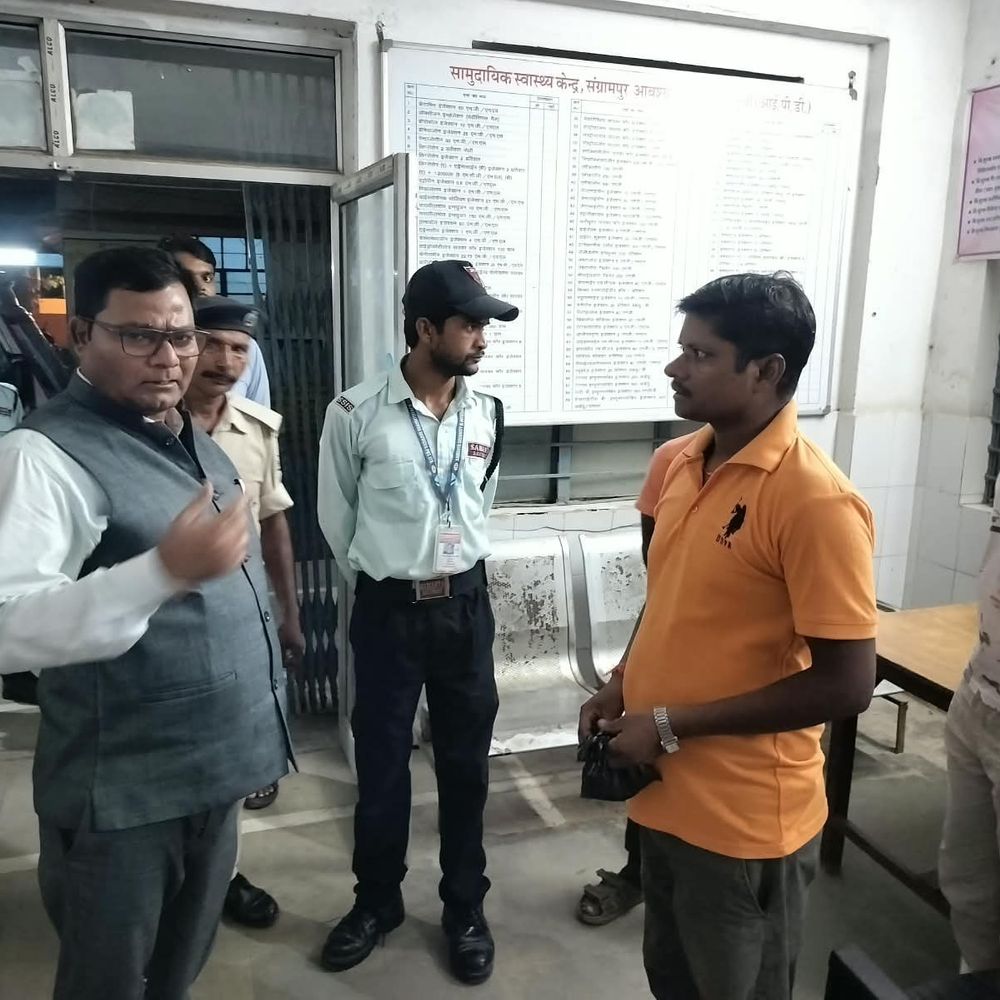 तारापुर SDO ने अस्पताल का औचक निरीक्षण किया:कई अनियमितताएं मिलने पर प्रभारी उपाधीक्षक को लगाई फटकार, दिए सुधार के निर्देश