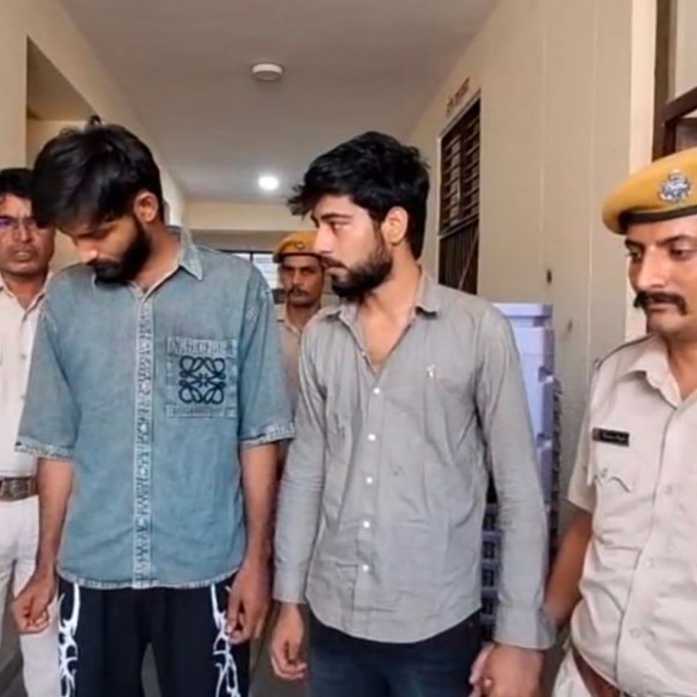 रेलवे स्टेशन के सामने थार सवार दो युवक गिरफ्तार:देसी कट्टा और आठ जिंदा कारतूस बरामद, डीएसटी-पुलिस ने संयुक्त कार्रवाई में दबोचा