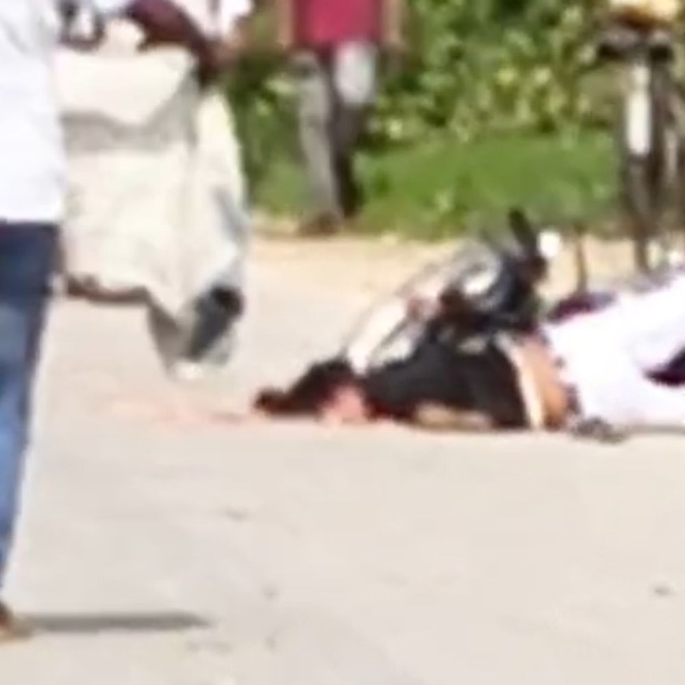 अंबेडकरनगर में सड़क हादसे में एक युवक की मौत:दो घायल, ननिहाल जा रहे थे तीनों दोस्त