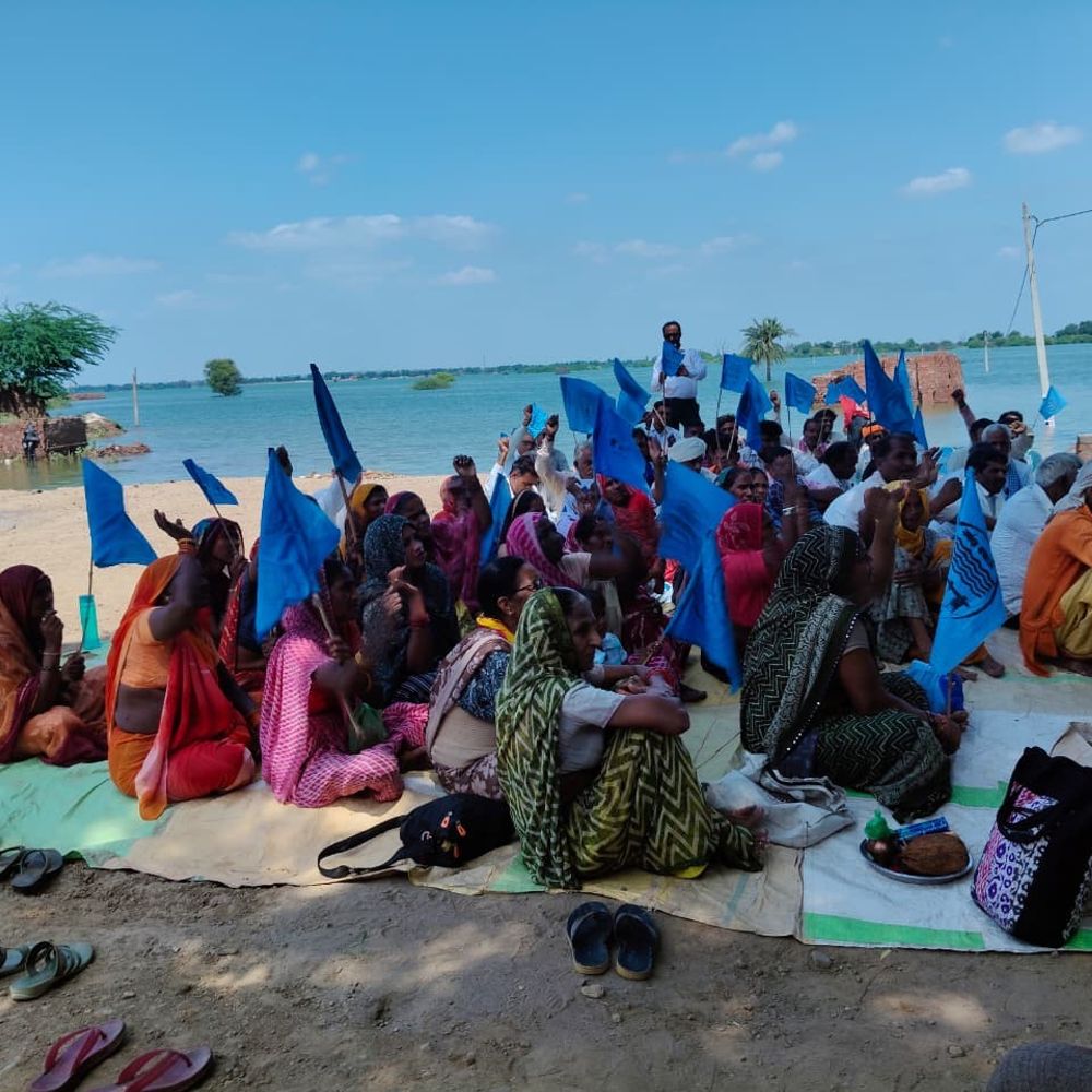 बड़वानी में नदियों को बचाने का संकल्प:अधिकारियों से 5 घंटे विस्थापितों से की बात; मेधा पाटकर बोलीं- आज तक नहीं हुआ पुनर्वास