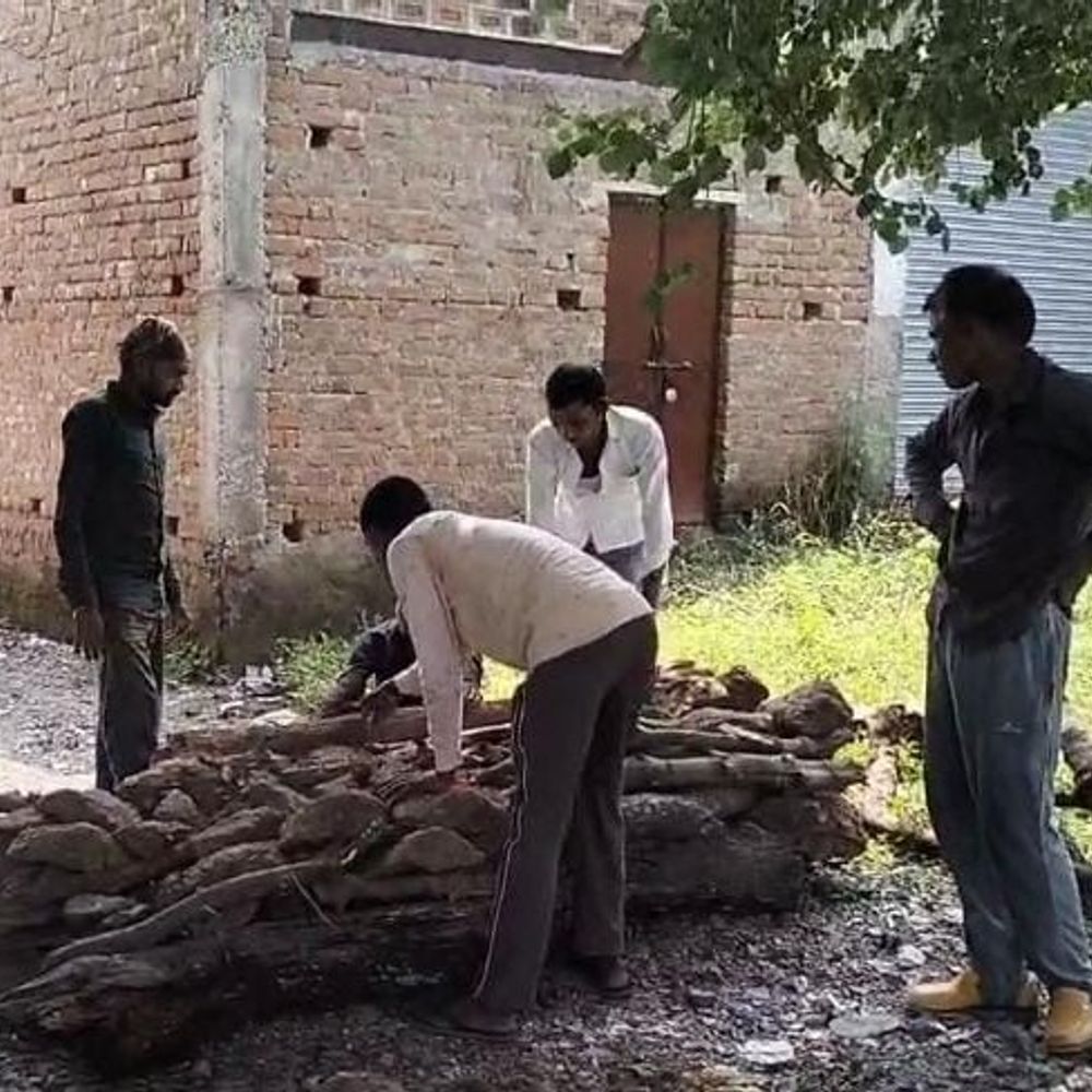 श्मशान का रास्ता बंद होने से सड़क पर बनाई चिता:निवाड़ी के उबौरा गांव में ग्रामीणों ने जताया विरोध, पुलिस ने बनवाया अस्थायी रास्ता
