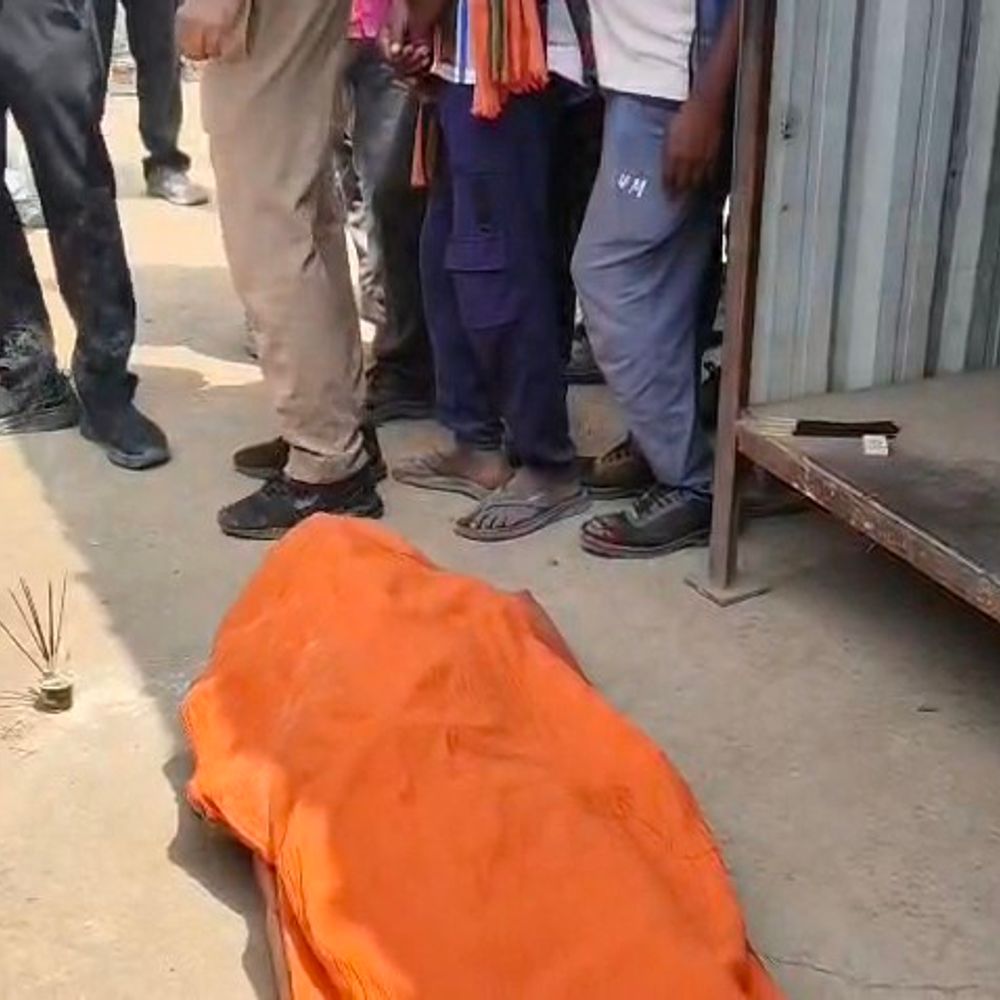नीमच में झारखंड के मजदूर की संदिग्ध मौत:सकराना स्थित सीमेंट फैक्ट्री के पास मिला शव, साथियों ने किया  प्रदर्शन