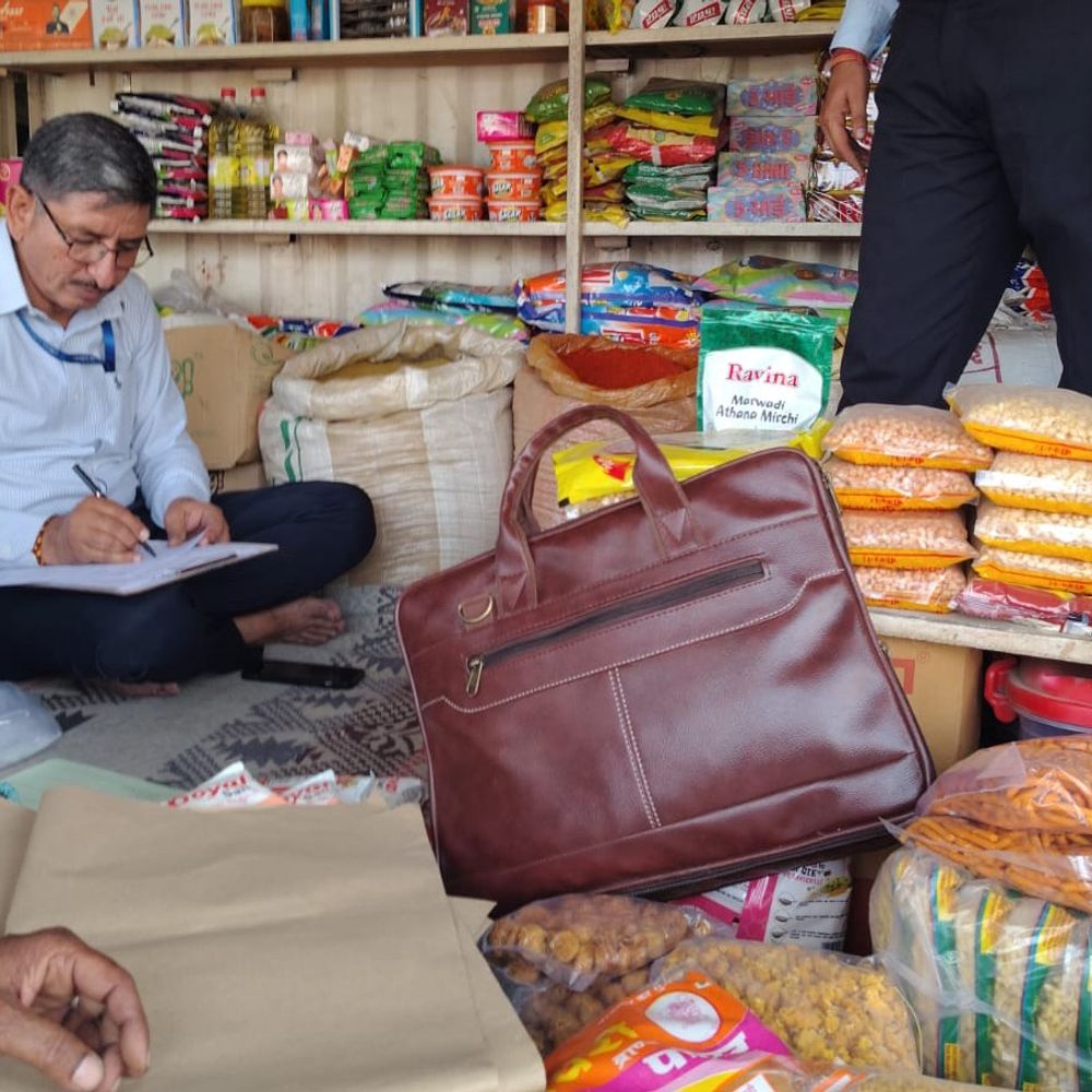 अस्पतालों के पास दुकानों से एक्सपायर्ड मसाले जब्त:खाद्य सुरक्षा विभाग की टीम ने अमानक सामग्री नष्ट कर जांच के लिए सैंपल लिए