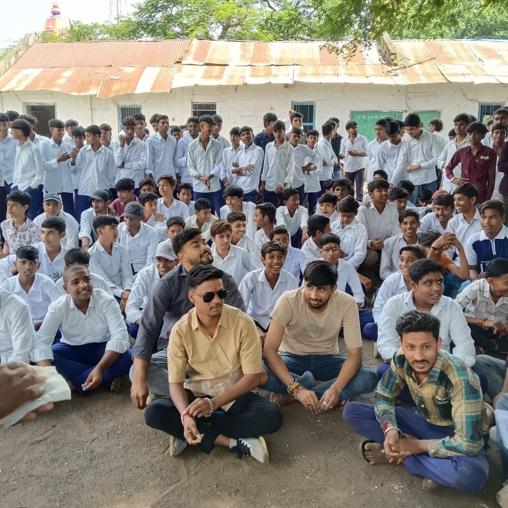 प्राचार्य-प्रभारी को हटाने धरने पर बैठे छात्र:जर्जर भवन, पानी की कमी और अव्यवस्थाओं पर जताई नाराजगी; बीईओ को सौंपा ज्ञापन