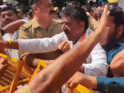 लखनऊ में कांग्रेस कार्यकर्ताओं का प्रदर्शन, पुलिस से धक्का-मुक्की:SIR के विरोध में बोले- इस्तीफा दें; बैरिकेडिंग पर चढ़े, हिरासत में भेजे गए