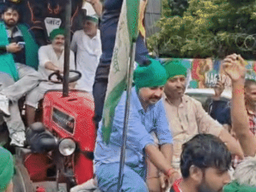 मेरठ में भाकियू का MDA-RTO घेराव:200 ट्रैक्टर से पहुंचे किसान, पुराने वाहनों और कच्ची कॉलोनियों पर कार्रवाई का विरोध; आश्वासन पर लौटे