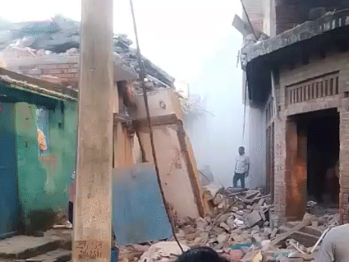 फतेहपुर में सिलेंडर ब्लास्ट से 2 मकान ढहे-4 की मौत:2 पड़ोसियों के घरों में दरारें आईं; 200 मीटर तक भूकंप जैसा झटका लगा