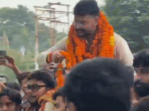 प्रयागराज में भाजयुमो प्रदेश अध्यक्ष डिफेंडर के ऊपर बैठे:100 गाड़ियों का काफिला निकाला; क्रेन से पहनाई गई माला