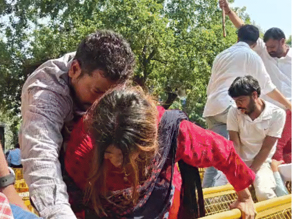 बैरिकेड्स पर चढ़े कांग्रेस कार्यकर्ता, पुलिस ने वाटर कैनन चलाई:प्रतीकात्मक रूप से CEC बने कार्यकर्ता को जंजीरों में बांधा; पुलिस के साथ धक्का-मुक्की