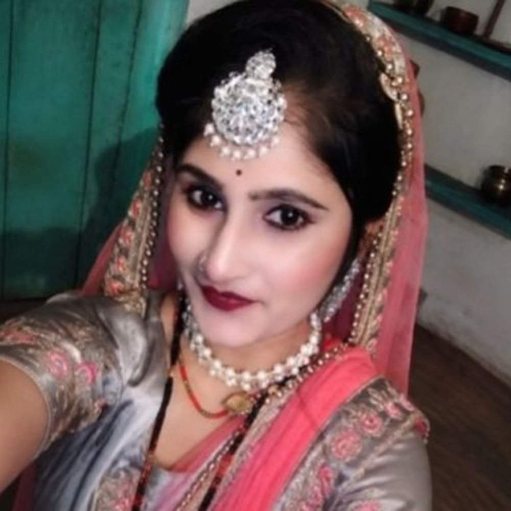 दतिया में 29 वर्षीय महिला ने फांसी लगाई, मौत:पति समेत 5 पर केस; मायके से 5 लाख और लाने का आरोप
