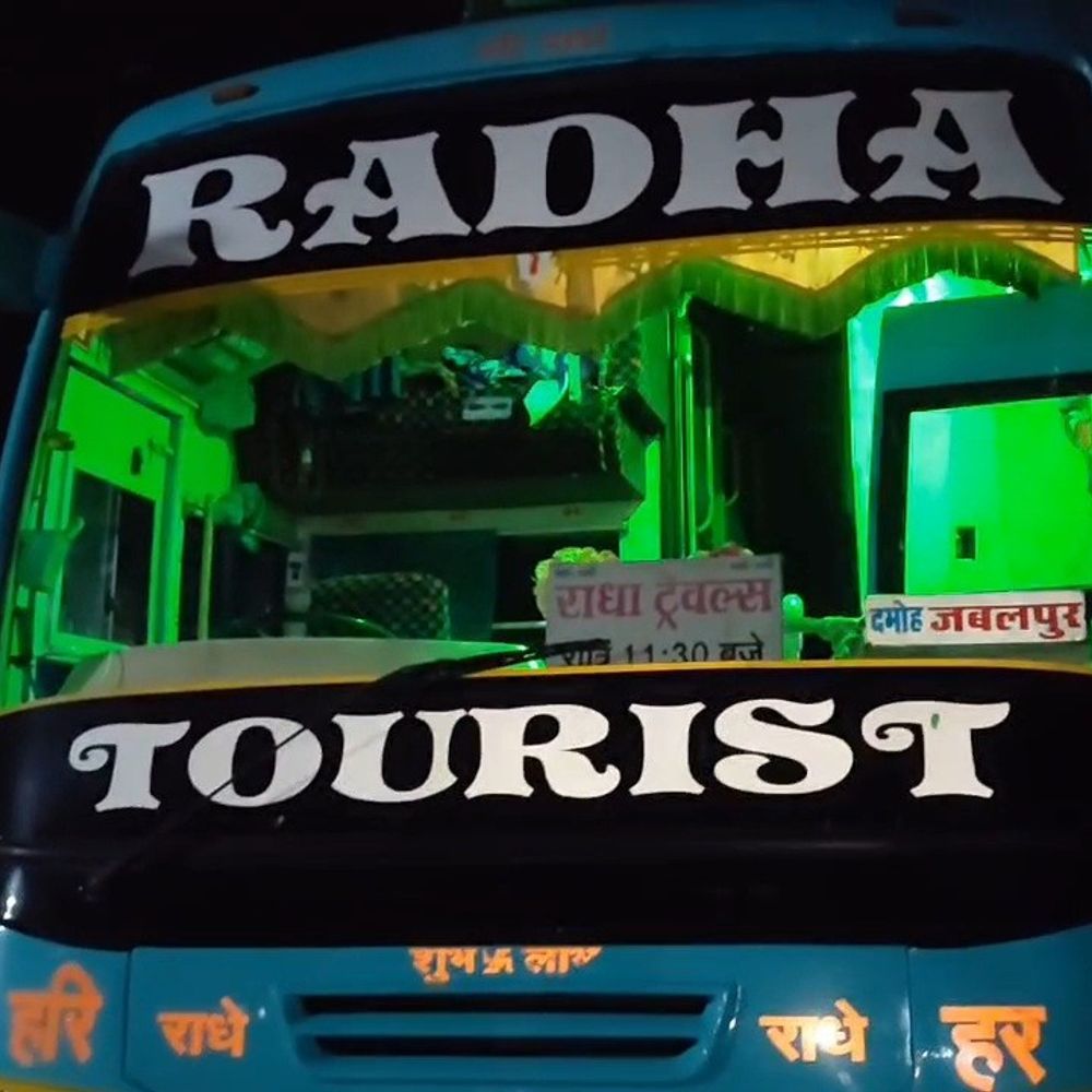 दमोह में शराब पीकर बस चला रहा ड्राइवर गिरफ्तार:बस जब्त कर केस दर्ज किया; सागर से जबलपुर जा रही थी यात्री बस
