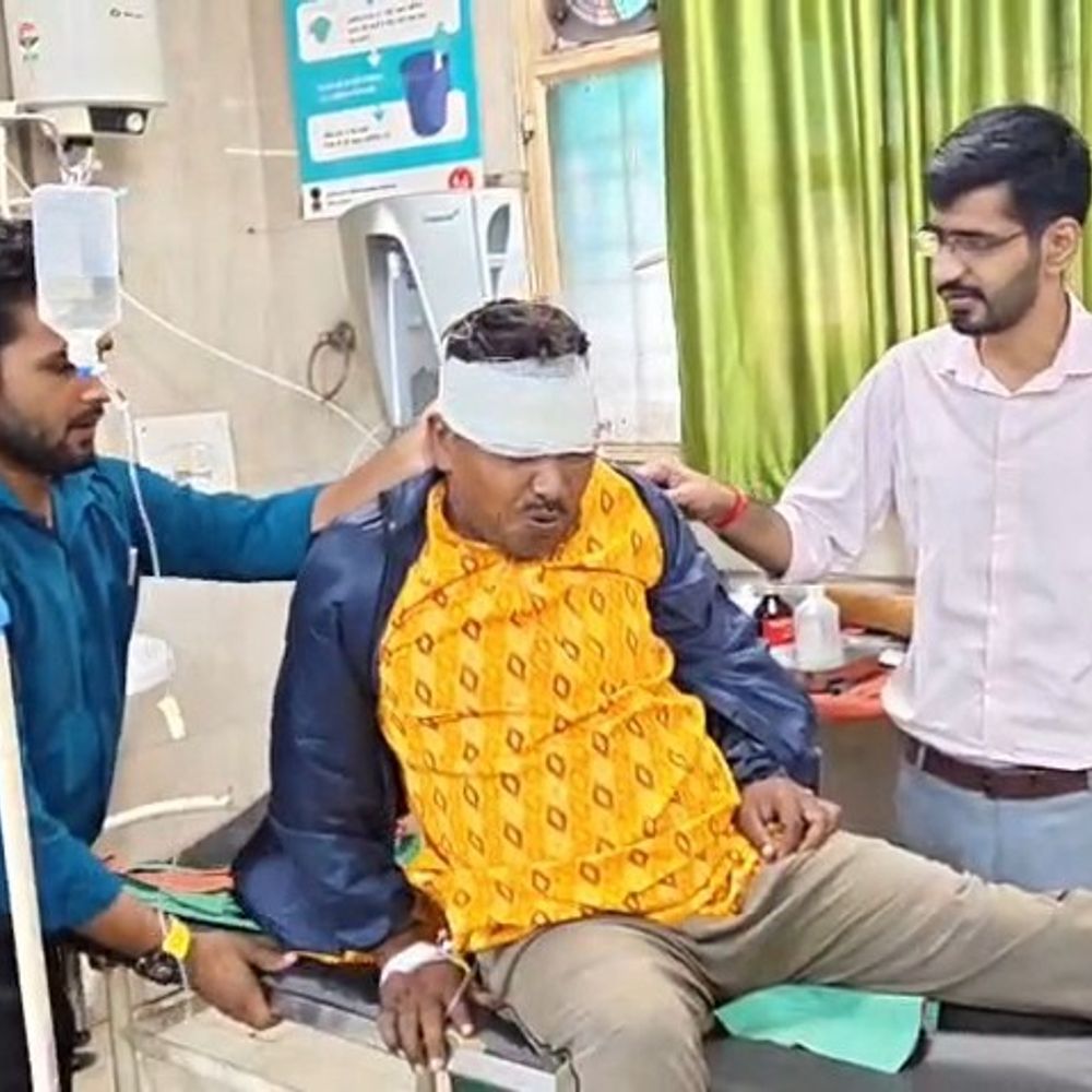 संविदा लाइनमैन पेड़ से गिरा, गंभीर घायल:फर्रुखाबाद में हाई टेंशन लाइन ठीक करते समय हुआ हादसा, लोहिया अस्पताल में भर्ती