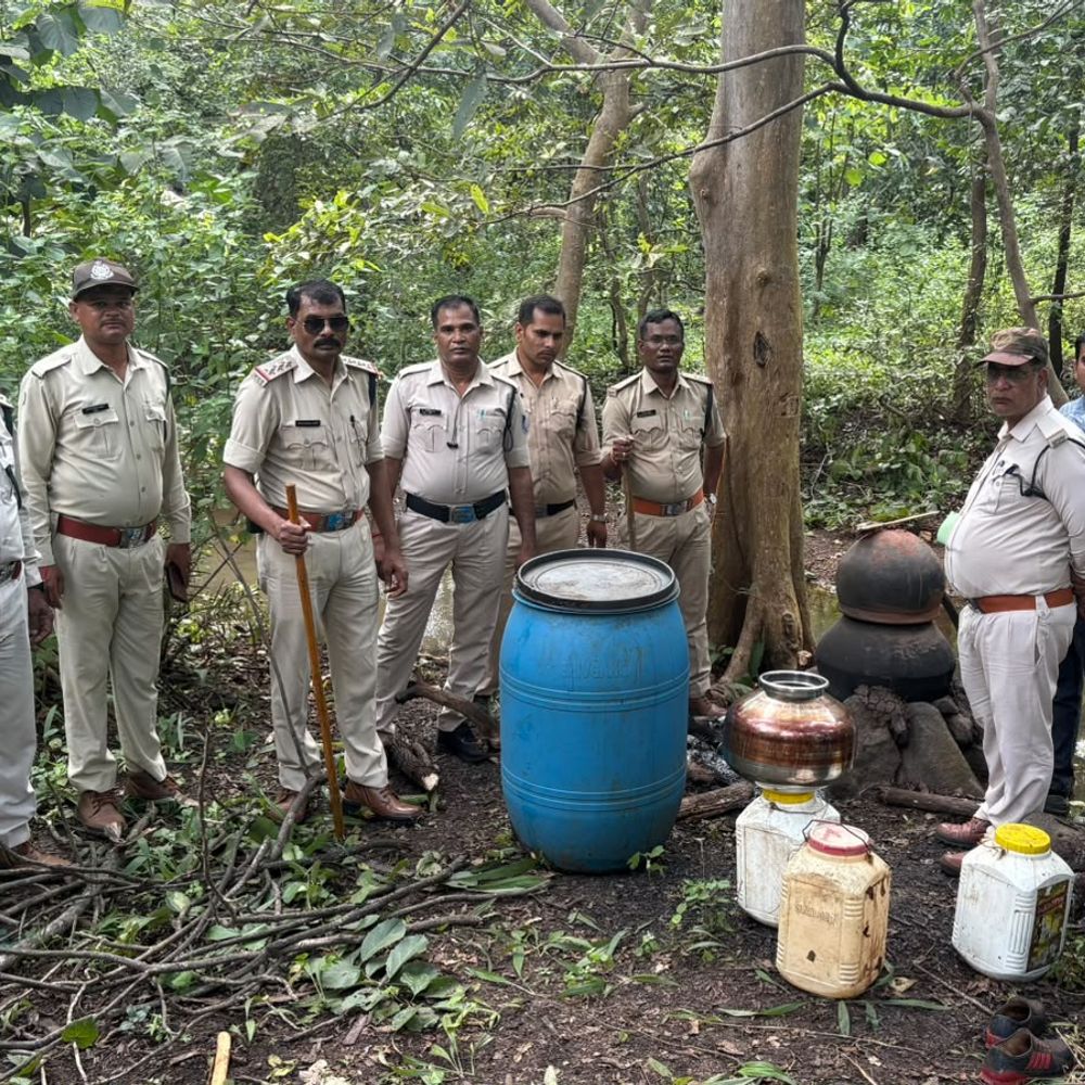 जंगल में चल रही थी कच्ची महुआ शराब भट्टी:सेलुआ-बेलगांव में नाले के पास छिपाकर रखा 4 क्विंटल लहान, पुलिस ने नष्ट किया