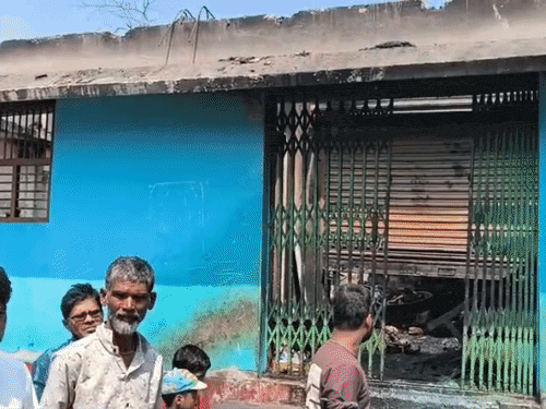 पूर्णिया- हार्डवेयर दुकान और मकान में लगी भीषण आग:जमीन खरीदने के लिए रखा 10 लाख रुपए कैश भी जलकर बर्बाद, पीड़ित बोले- अब कर्ज कैसे चुकाऊंगा