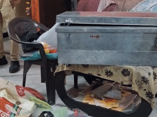 मुजफ्फरपुर- भू-गर्भ विभाग के रिटायर्ड अधिकारी के घर चोरी:शादी का जोड़ा, 25 हजार के लहंगा समेत 15.40 लाख की चोरी; कोलकाता से पहुंचा परिवार