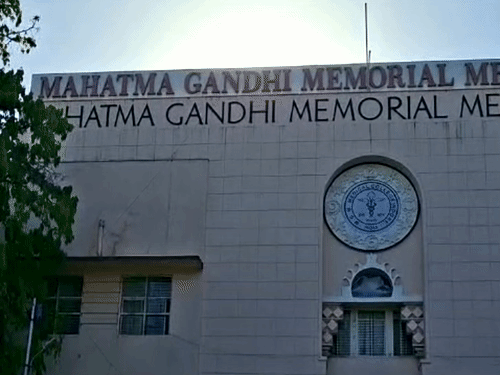 रात 1:30 बजे जूनियर छात्रों को बाहर बुलाने की कोशिश:एमजीएम में फर्स्ट ईयर MBBS छात्रों से रैगिंग की शिकायत, NMC ने 24 घंटे में मांगी रिपोर्ट