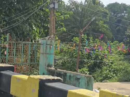 दरभंगा- 400 साल पुराने मजार को बचाने के लिए धरना:सड़क निर्माण में अलाइनमेंट बदलने का आरोप, गांव के लोगों का अनिश्चितकालीन धरना दूसरे दिन भी जारी