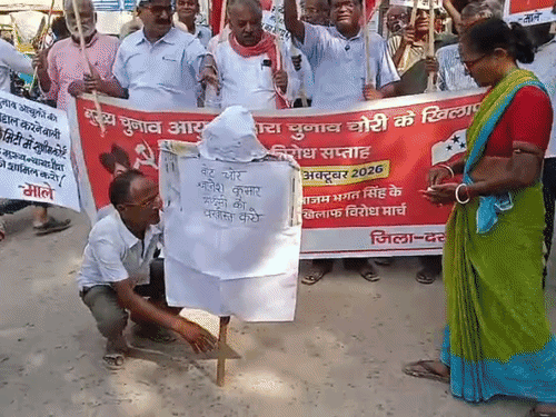 दरभंगा- SIR के मुद्दे पर कांग्रेस, माले का विरोध प्रदर्शन:जिलाध्यक्ष बोले- मतदाता सूची और चुनावी प्रक्रिया की निष्पक्ष जांच हो; CEC से मांगा इस्तीफा