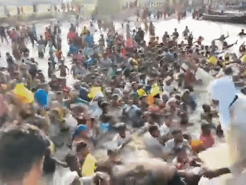 समस्तीपुर- राहत सामग्री लूटने के लिए पानी में उतरे प्रभावित:मदद करने वालों ने नाव से ही फेंककर बांटे सामान, सामने आया चौंकाने वाला वीडियो