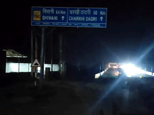 लोहारू में 37 करोड़ का रेलवे ओवरब्रिज अंधेरे में:लाइटें लगीं लेकिन बिजली कनेक्शन नहीं, बिल भुगतान पर विभागों में असमंजस; लोग परेशान